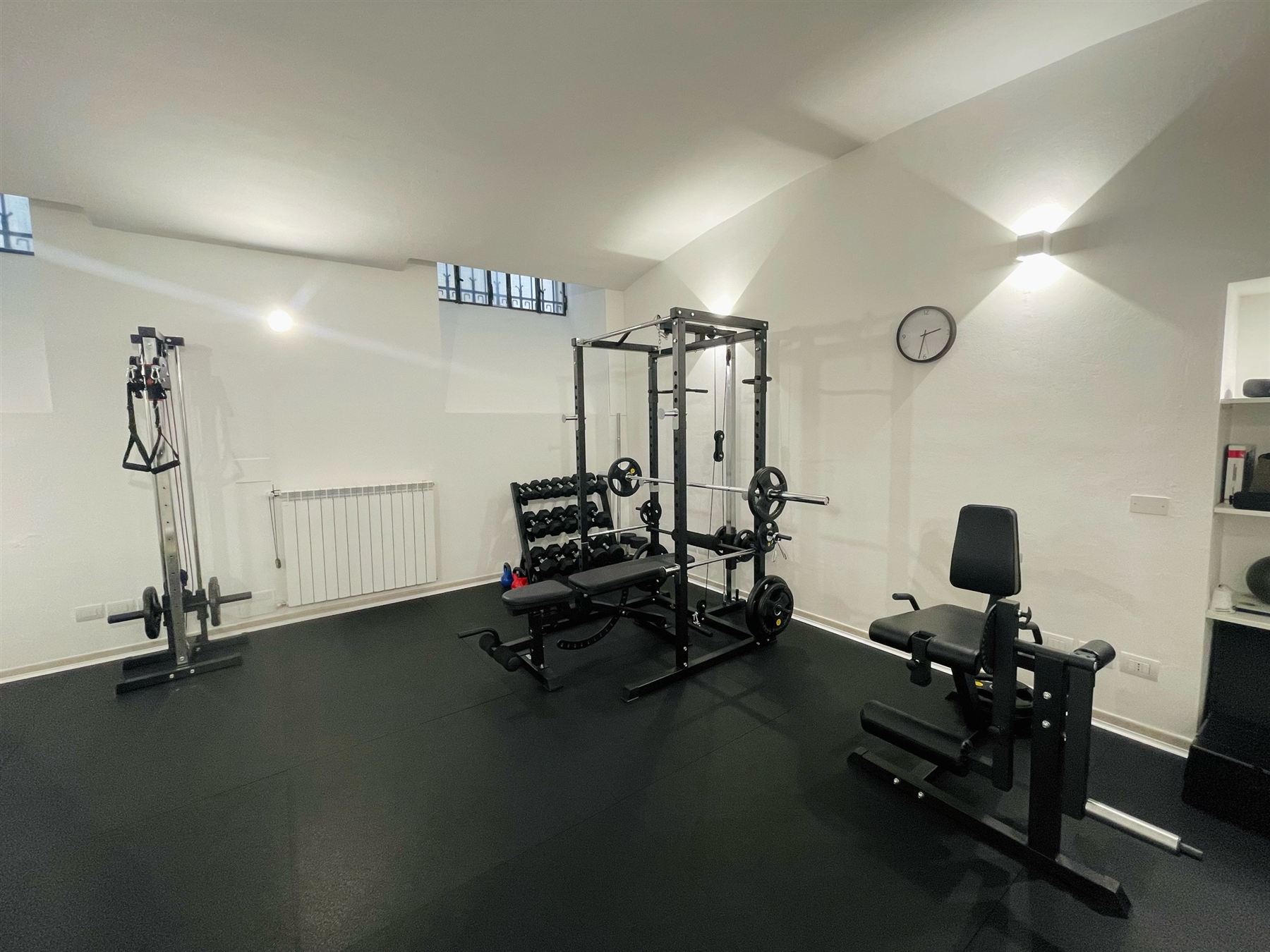 Palestra con rack e macchinari per l'esercizio terapeutico