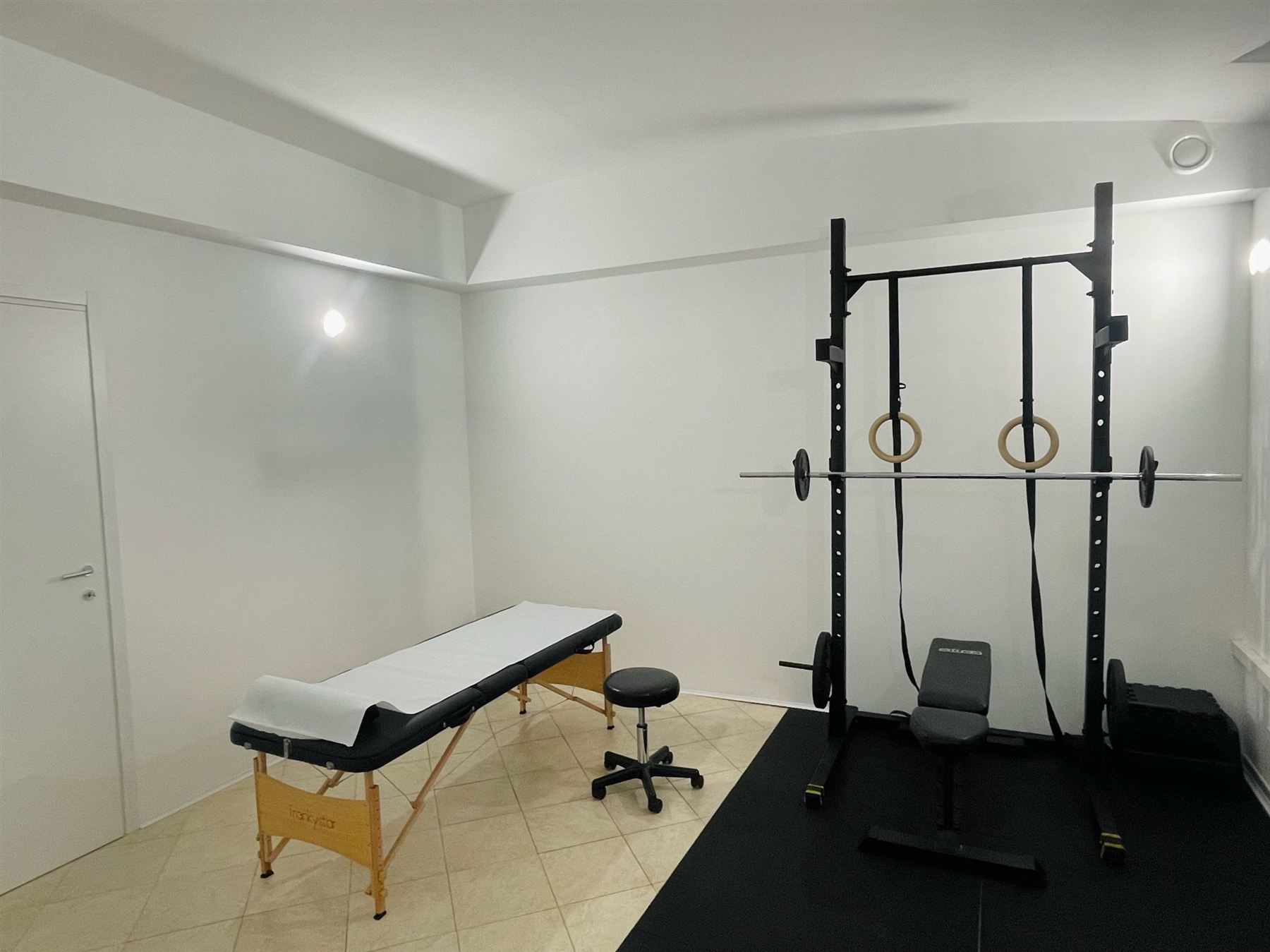 Palestra con lettino e attrezzi